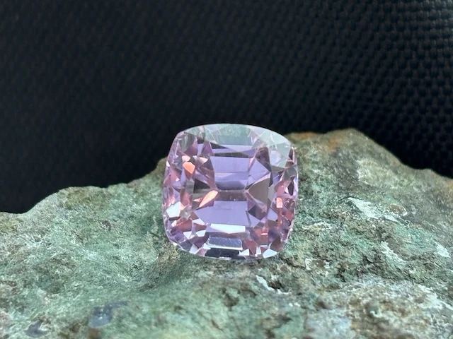 Edelsteen - 9.37 carat natuurlijke kunziet - afbeelding 1 van  5