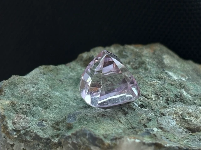 Edelsteen - 9.37 carat natuurlijke kunziet - afbeelding 2 van  5