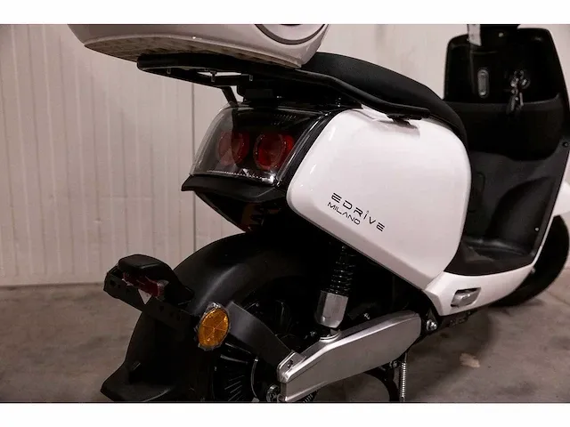 Edrive - milano - elektrische scooter - afbeelding 14 van  15