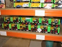 Eenentwintig modeltractoren en een aanhanger schaal 1:32. let op! dozen kunnen beschadigd zijn. - afbeelding 1 van  3