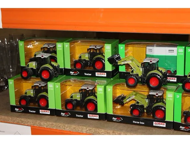 Eenentwintig modeltractoren en een aanhanger schaal 1:32. let op! dozen kunnen beschadigd zijn. - afbeelding 2 van  3