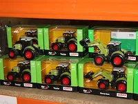 Eenentwintig modeltractoren en een aanhanger schaal 1:32. let op! dozen kunnen beschadigd zijn. - afbeelding 2 van  3