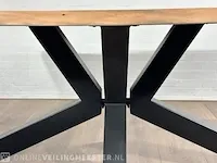 Eetkamertafel – acaciahout – zwart metalen spinpoot - afbeelding 6 van  7