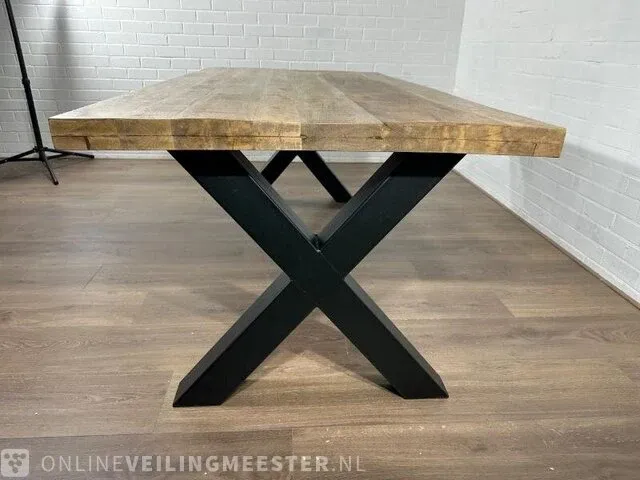Eetkamertafel – mangohout – dikke zwart metalen x – poot - afbeelding 2 van  6