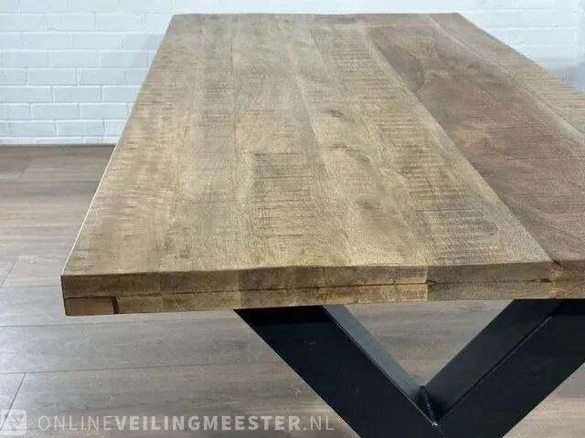 Eetkamertafel – mangohout – dikke zwart metalen x – poot - afbeelding 3 van  6