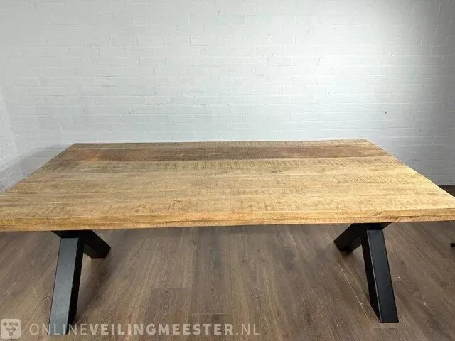 Eetkamertafel – mangohout – dikke zwart metalen x – poot - afbeelding 4 van  6