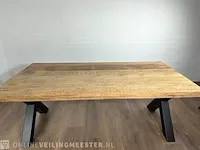 Eetkamertafel – mangohout – dikke zwart metalen x – poot - afbeelding 4 van  6