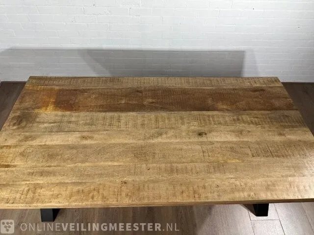 Eetkamertafel – mangohout – dikke zwart metalen x – poot - afbeelding 5 van  6