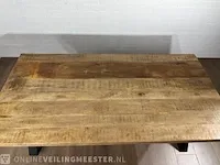 Eetkamertafel – mangohout – dikke zwart metalen x – poot - afbeelding 5 van  6