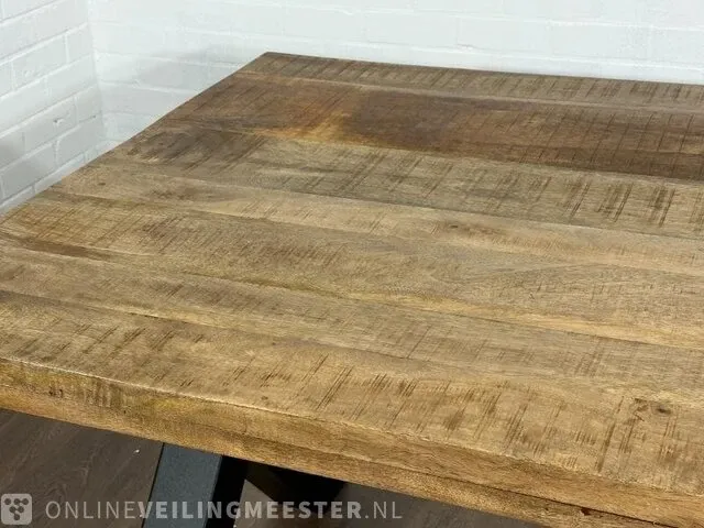Eetkamertafel – mangohout – dikke zwart metalen x – poot - afbeelding 6 van  6
