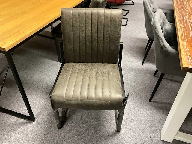 Eetkamertafel met 2 stoelen en bank - afbeelding 2 van  11