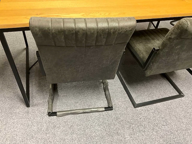 Eetkamertafel met 2 stoelen en bank - afbeelding 3 van  11