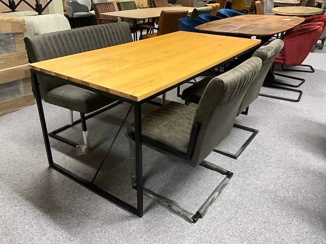 Eetkamertafel met 2 stoelen en bank - afbeelding 1 van  11