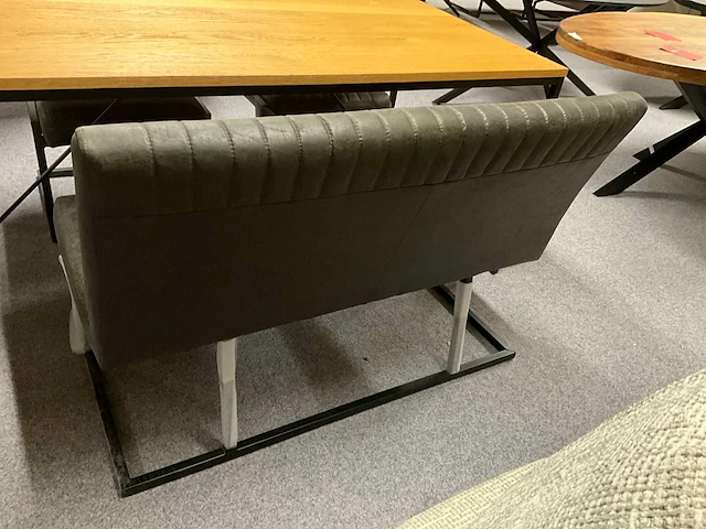 Eetkamertafel met 2 stoelen en bank - afbeelding 8 van  11
