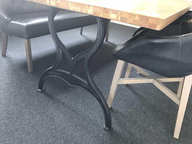 Eetkamertafel met stoelen en bank - afbeelding 2 van  10