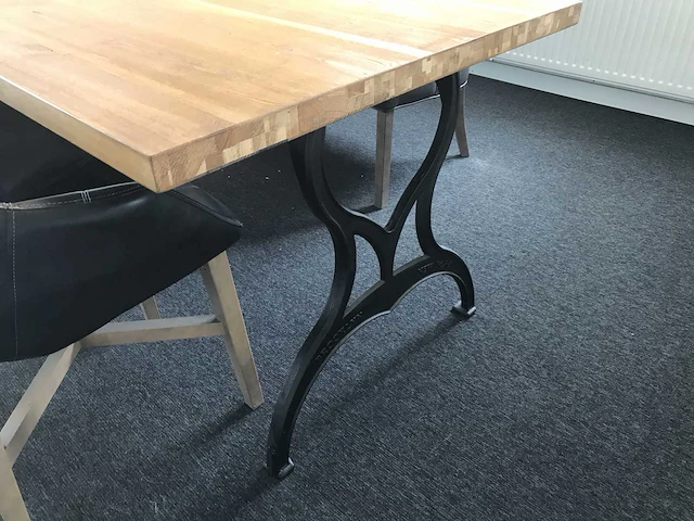 Eetkamertafel met stoelen en bank - afbeelding 5 van  10