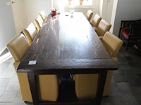 Eettafel met 8 lederen stoelen op wielen. afmeting tafel 300 x 98 x 76 cm.
