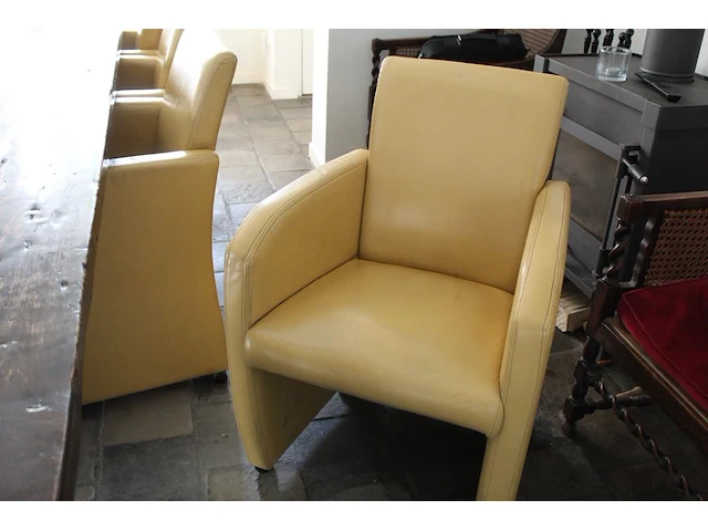 Eettafel met 8 lederen stoelen op wielen. afmeting tafel 300 x 98 x 76 cm. - afbeelding 2 van  5