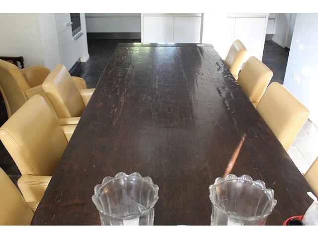 Eettafel met 8 lederen stoelen op wielen. afmeting tafel 300 x 98 x 76 cm. - afbeelding 4 van  5
