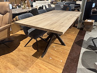 Eettafel naturel eikenhout, zwart metalen spinpoot