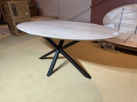 Eettafel naturel eikenhout, zwart metalen spinpoot