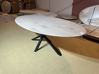 Eettafel, naturel onbehandeld eikenhout, zwart metalen spinpoot