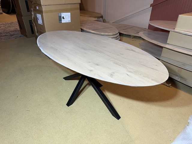 Eettafel, ovaal, naturel eikenhout, zwart metalen spinpoot - afbeelding 1 van  5