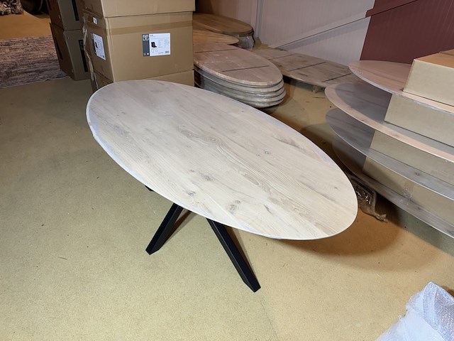 Eettafel, ovaal, naturel eikenhout, zwart metalen spinpoot - afbeelding 2 van  5