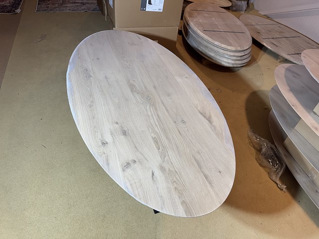 Eettafel, ovaal, naturel eikenhout, zwart metalen spinpoot - afbeelding 4 van  5