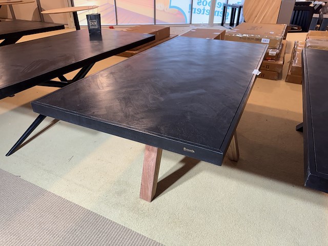 Eettafel, zwart hardhout, houten onderstel - afbeelding 1 van  5