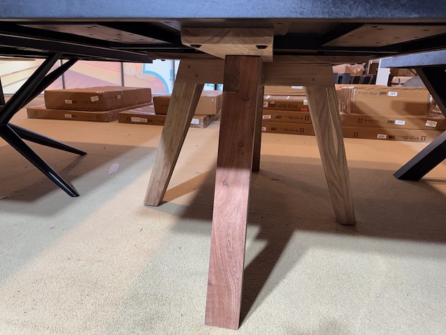 Eettafel, zwart hardhout, houten onderstel - afbeelding 4 van  5