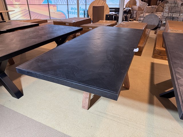 Eettafel, zwart hardhout, houten poten - afbeelding 1 van  5