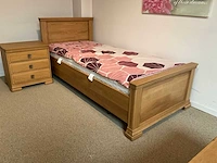 Eiken bed en nachtkastje - afbeelding 1 van  7