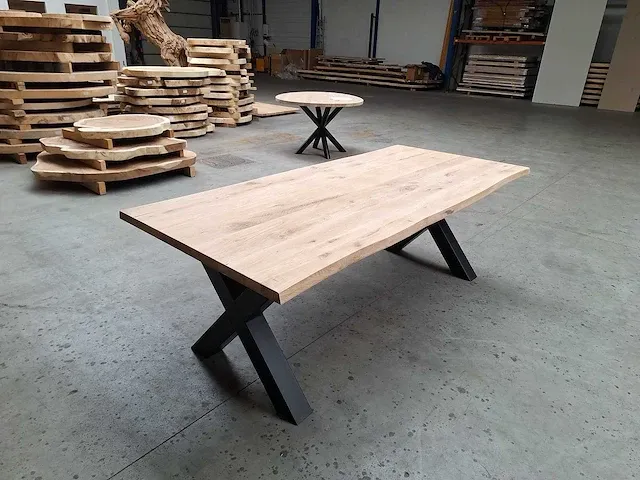 Eiken boomstam eettafel 220 cm. - afbeelding 1 van  4