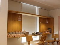 Eikenhouten wandkast met twee hanglampjes rose met doorsnede 12 cm. afmeting wandkast 38 x 314 x 105 cm. - afbeelding 1 van  3