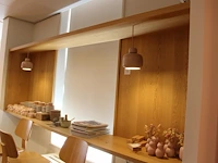 Eikenhouten wandkast met twee hanglampjes rose met doorsnede 12 cm. afmeting wandkast 38 x 314 x 105 cm. - afbeelding 2 van  3