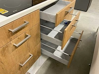 Eiland keuken met kastenwand koelkast vaatwasser combimagnetron en kookplaat - afbeelding 4 van  15