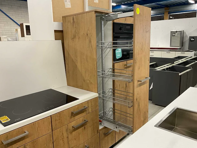 Eiland keuken met kastenwand koelkast vaatwasser combimagnetron en kookplaat - afbeelding 1 van  15