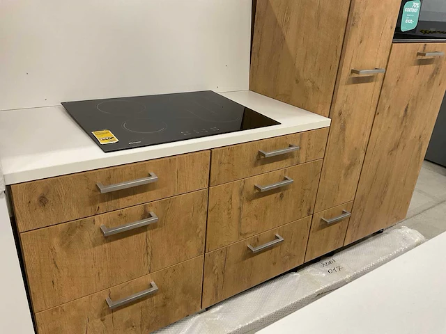 Eiland keuken met kastenwand koelkast vaatwasser combimagnetron en kookplaat - afbeelding 2 van  15
