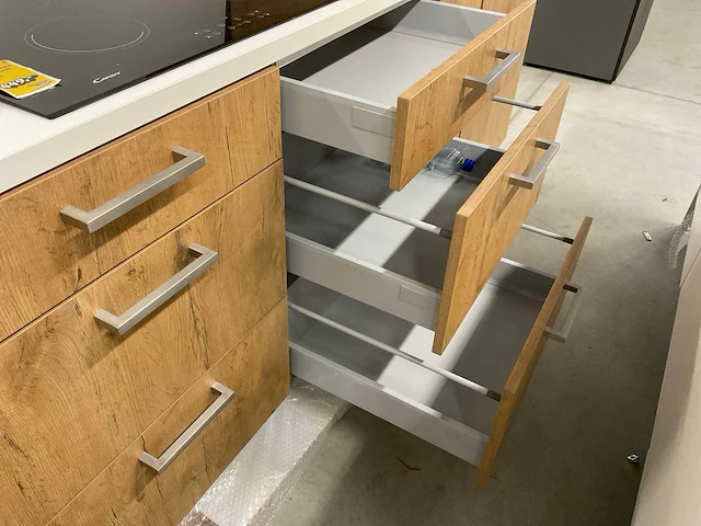 Eiland keuken met kastenwand koelkast vaatwasser combimagnetron en kookplaat - afbeelding 4 van  15