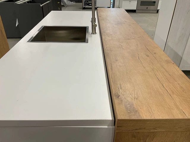 Eiland keuken met kastenwand koelkast vaatwasser combimagnetron en kookplaat - afbeelding 5 van  15