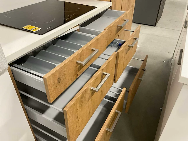 Eiland keuken met kastenwand koelkast vaatwasser combimagnetron en kookplaat - afbeelding 6 van  15