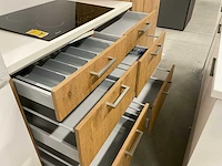 Eiland keuken met kastenwand koelkast vaatwasser combimagnetron en kookplaat - afbeelding 6 van  15