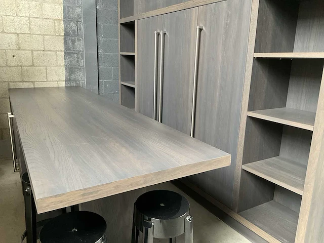 Eiland keuken met kastenwand - afbeelding 2 van  19