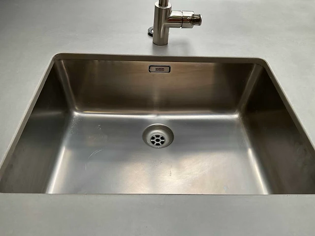 Eiland keuken met wand opstelling met beton aanrechtblad - afbeelding 4 van  22