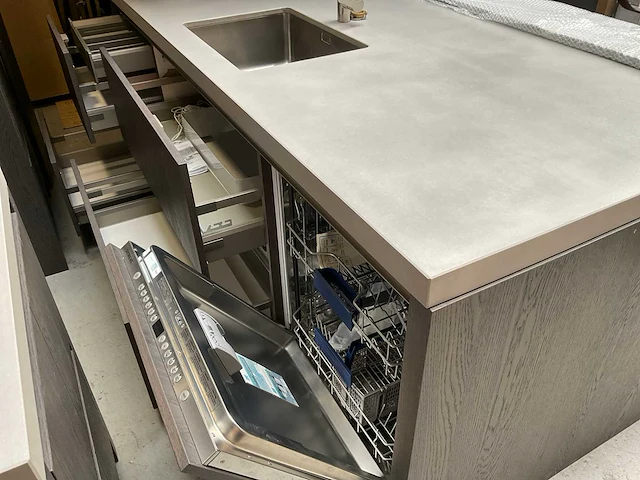 Eiland keuken met wand opstelling met beton aanrechtblad - afbeelding 5 van  22