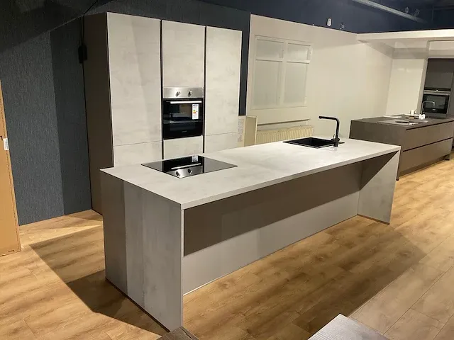 Eilandkeuken met kastenwand - afbeelding 31 van  34