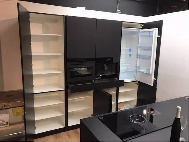 Eilandkeuken met kastenwand - afbeelding 2 van  27