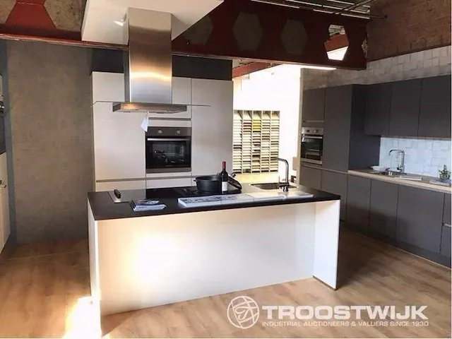Eilandkeuken met kastenwand - afbeelding 1 van  19