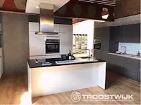 Eilandkeuken met kastenwand